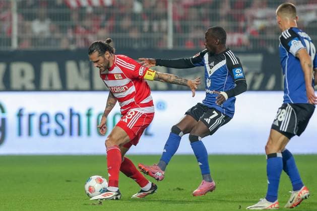 28.09.2025, xtgx, Fussball - 1.Bundesliga Union Berlin - Hamburger SV v.l. Jean Luc Dompe (HSV, 7), Christopher Trimmel (Union Berlin, 28) Zweikampf, Duell, Kampf, tackle (DFL DFB REGULATIONS PROHIBIT ANY USE OF PHOTOGRAPHS as IMAGE SEQUENCES and or QUASI-VIDEO) Berlin