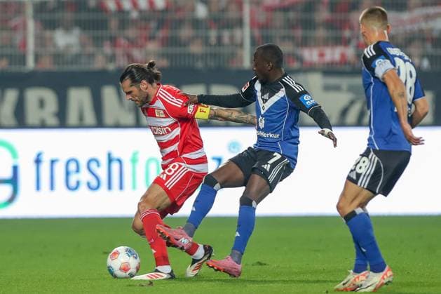 28.09.2025, xtgx, Fussball - 1.Bundesliga Union Berlin - Hamburger SV v.l. Jean Luc Dompe (HSV, 7), Christopher Trimmel (Union Berlin, 28) Zweikampf, Duell, Kampf, tackle (DFL DFB REGULATIONS PROHIBIT ANY USE OF PHOTOGRAPHS as IMAGE SEQUENCES and or QUASI-VIDEO) Berlin