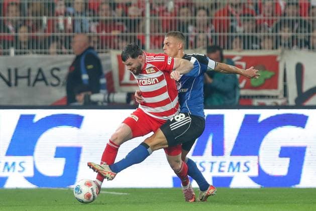 28.09.2025, xtgx, Fussball - 1.Bundesliga Union Berlin - Hamburger SV v.l. Oliver Burke (Union Berlin, 7), Miro Muheim (HSV, 28) Zweikampf, Duell, Kampf, tackle (DFL DFB REGULATIONS PROHIBIT ANY USE OF PHOTOGRAPHS as IMAGE SEQUENCES and or QUASI-VIDEO) Berlin