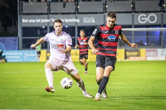 3. Liga: FC Viktoria Köln - VfL Osnabrück, 28.09.2025 Robin Meißner (VfL Osnabrück, 11) und Christoph Greger (Viktoria Köln, 15) ; Köln, 28.09.2025, 8. Spieltag der 3. Fußball-Liga, FC Viktoria Köln - VfL Osnabrück im Sportpark Hoehenberg in Köln. Die DFL-Bestimmungen verbieten die Verwendung von Fotografien als Bildsequenzen und oder Quasi-Videos. Copyright: xBEAUTIFULxSPORTS LeahxKohringx