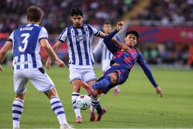September 28, 2025, Barcelona, Barcelona, SPAIN: Pedro Fernandez of FC Barcelona, Barca and Goncalo Guedes of Real Sociedad fight for the ball during the Spanish league, La Liga EA Sports, football match played between FC Barcelona and Real Sociedad at Estadi Olimpic Lluis Companys on September 28, 2025 in Barcelona, Spain. Barcelona SPAIN - ZUMAa181 20250928_zaa_a181_230 Copyright: xJavierxBorregox