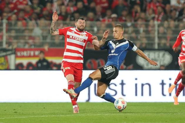 28.09.2025, xtgx, Fussball - 1.Bundesliga Union Berlin - Hamburger SV v.l. Oliver Burke (Union Berlin, 7), Miro Muheim (HSV, 28) Zweikampf, Duell, Kampf, tackle (DFL DFB REGULATIONS PROHIBIT ANY USE OF PHOTOGRAPHS as IMAGE SEQUENCES and or QUASI-VIDEO) Berlin