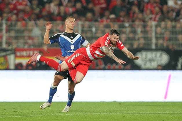 28.09.2025, xtgx, Fussball - 1.Bundesliga Union Berlin - Hamburger SV v.l. Oliver Burke (Union Berlin, 7), Miro Muheim (HSV, 28) Zweikampf, Duell, Kampf, tackle (DFL DFB REGULATIONS PROHIBIT ANY USE OF PHOTOGRAPHS as IMAGE SEQUENCES and or QUASI-VIDEO) Berlin