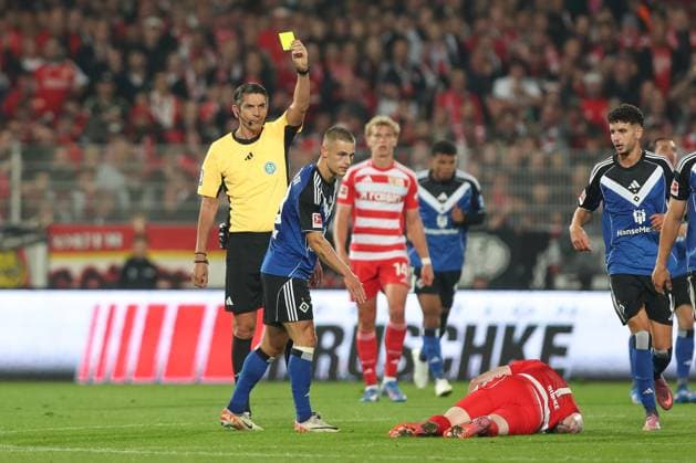 28.09.2025, xtgx, Fussball - 1.Bundesliga Union Berlin - Hamburger SV v.l. Miro Muheim (HSV, 28) Gelbe Karte, yellow card (DFL DFB REGULATIONS PROHIBIT ANY USE OF PHOTOGRAPHS as IMAGE SEQUENCES and or QUASI-VIDEO) Berlin
