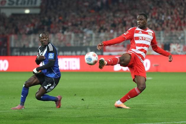 28.09.2025, xtgx, Fussball - 1.Bundesliga Union Berlin - Hamburger SV v.l. Jean Luc Dompe (HSV, 7), Ilyas Ansah (Union Berlin, 10) Zweikampf, Duell, Kampf, tackle (DFL DFB REGULATIONS PROHIBIT ANY USE OF PHOTOGRAPHS as IMAGE SEQUENCES and or QUASI-VIDEO) Berlin