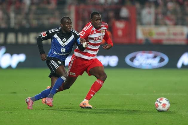 28.09.2025, xtgx, Fussball - 1.Bundesliga Union Berlin - Hamburger SV v.l. Jean Luc Dompe (HSV, 7), Ilyas Ansah (Union Berlin, 10) Zweikampf, Duell, Kampf, tackle (DFL DFB REGULATIONS PROHIBIT ANY USE OF PHOTOGRAPHS as IMAGE SEQUENCES and or QUASI-VIDEO) Berlin