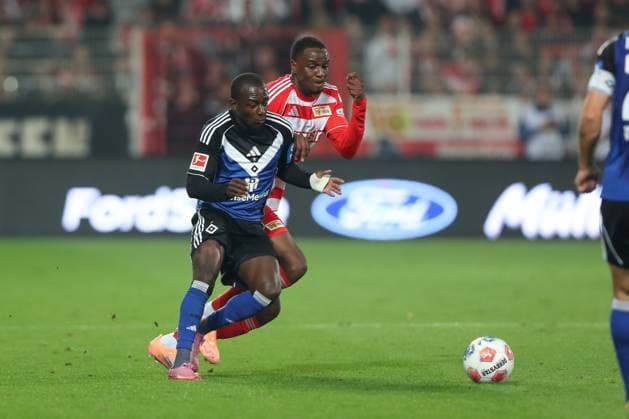 28.09.2025, xtgx, Fussball - 1.Bundesliga Union Berlin - Hamburger SV v.l. Jean Luc Dompe (HSV, 7), Ilyas Ansah (Union Berlin, 10) Zweikampf, Duell, Kampf, tackle (DFL DFB REGULATIONS PROHIBIT ANY USE OF PHOTOGRAPHS as IMAGE SEQUENCES and or QUASI-VIDEO) Berlin