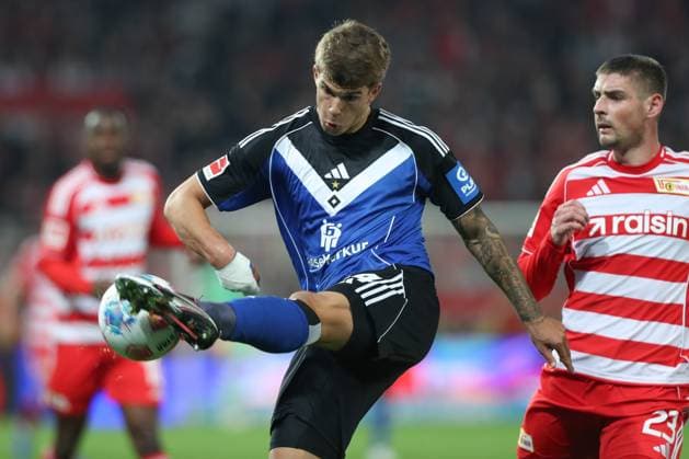28.09.2025, xtgx, Fussball - 1.Bundesliga Union Berlin - Hamburger SV v.l Luka Vuskovic (HSV, 44) am Ball, plays the ball . (DFL DFB REGULATIONS PROHIBIT ANY USE OF PHOTOGRAPHS as IMAGE SEQUENCES and or QUASI-VIDEO) Berlin