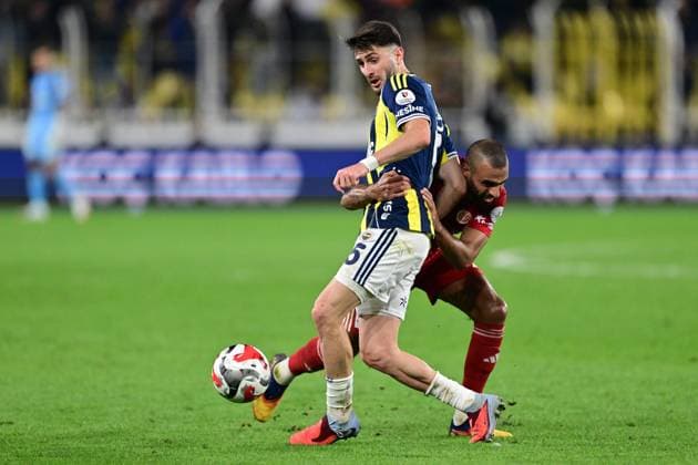 Fenerbahce v Antalyaspor - Turkish Super Lig ISTANBUL, TURKIYE - SEPTEMBER 28: Fenerbahce’s Ismail Yuksek (L) competes against Hesap.com Antalyaspor’s Ramzi Safuri (R) during the Trendyol Super Lig match between Fenerbahce and Hesap.com Antalyaspor at Chobani Stadium in Istanbul, Turkiye, on September 28, 2025. Serhat Cagdas Anadolu Istanbul Turkey. Editorial use only. Please get in touch for any other usage.  Copyright: x2025xAnadoluxSerhatxCagdasx