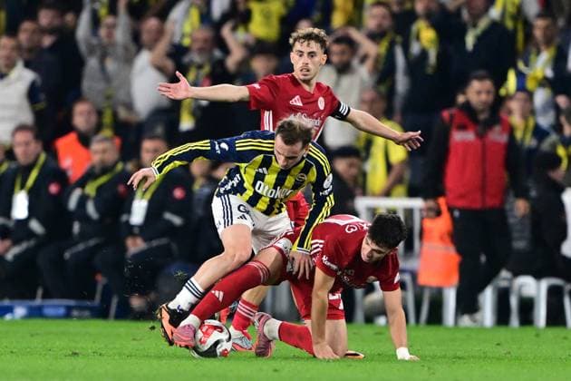 Fenerbahce v Antalyaspor - Turkish Super Lig ISTANBUL, TURKIYE - SEPTEMBER 28: Fenerbahce’s Kerem Akturkoglu (9) in action against a Hesap.com Antalyaspor player during the Trendyol Super Lig match between Fenerbahce and Hesap.com Antalyaspor at Chobani Stadium in Istanbul, Turkiye, on September 28, 2025. Serhat Cagdas Anadolu Istanbul Turkey. Editorial use only. Please get in touch for any other usage.  Copyright: x2025xAnadoluxSerhatxCagdasx