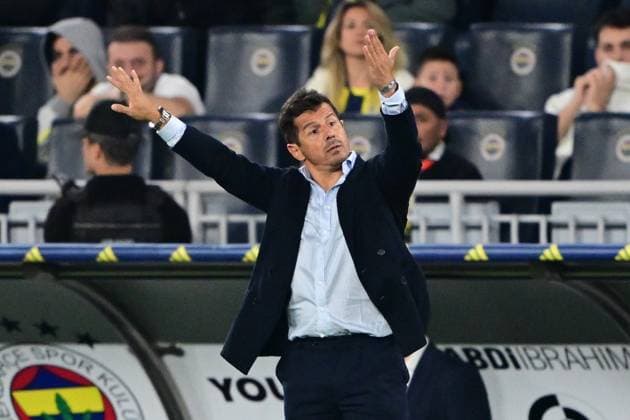 Fenerbahce v Antalyaspor - Turkish Super Lig ISTANBUL, TURKIYE - SEPTEMBER 28: Hesap.com Antalyaspor head coach Emre Belozoglu gives instructions to his players during the Trendyol Super Lig match between Fenerbahce and Hesap.com Antalyaspor at Chobani Stadium in Istanbul, Turkiye, on September 28, 2025. Serhat Cagdas Anadolu Istanbul Turkey. Editorial use only. Please get in touch for any other usage.  Copyright: x2025xAnadoluxSerhatxCagdasx