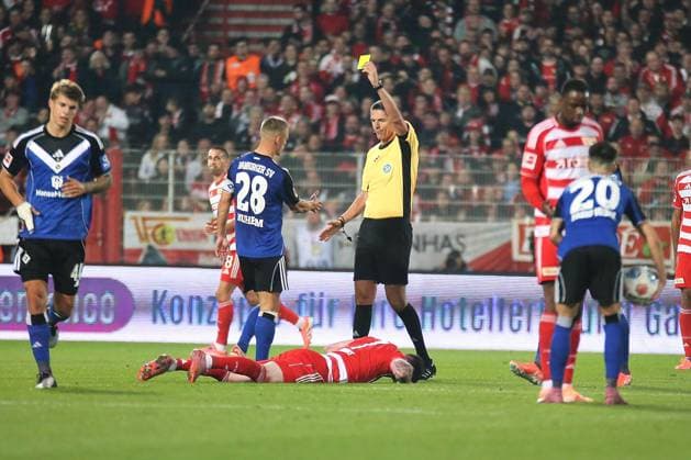 Berlin, Deutschland, 28.09.2025: Stadion Alte Försterei: 5. Spieltag, Saison 2025 26, 1. Fußball-Bundesliga: Union Berlin - Hamburger SV: Schiedsrichter Deniz Aytekin zeigt Miro Muheim (28, Hamburger SV) in der 38. Minute die Gelbe Karte nach einem Foul an Oliver Burke (7, Union Berlin) Copyright: xdtsxNachrichtenagenturx dts_85151