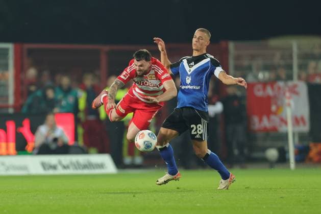 1. Fußball Bundesliga Union Berlin - Hamburger SV Oliver Burke (Union Berlin 7) im Zweikampf mit Muheim Miro (HSV 28), während der Begegnung in der 1. Fußball Bundesliga Union Berlin - Hamburger SV in Berlin, Stadion An der alten Försterei , am 28.09.2025. DFB regulations prohibit any use of photographs as image sequences and or quasi video. Copyright: xBEAUTIFULxSPORTS Frankex