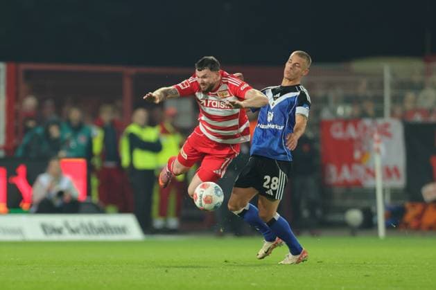 1. Fußball Bundesliga Union Berlin - Hamburger SV Oliver Burke (Union Berlin 7) im Zweikampf mit Muheim Miro (HSV 28), während der Begegnung in der 1. Fußball Bundesliga Union Berlin - Hamburger SV in Berlin, Stadion An der alten Försterei , am 28.09.2025. DFB regulations prohibit any use of photographs as image sequences and or quasi video. Copyright: xBEAUTIFULxSPORTS Frankex