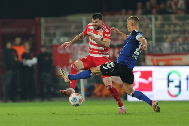 1. Fußball Bundesliga Union Berlin - Hamburger SV Oliver Burke (Union Berlin 7) im Zweikampf mit Muheim Miro (HSV 28), während der Begegnung in der 1. Fußball Bundesliga Union Berlin - Hamburger SV in Berlin, Stadion An der alten Försterei , am 28.09.2025. DFB regulations prohibit any use of photographs as image sequences and or quasi video. Copyright: xBEAUTIFULxSPORTS Frankex