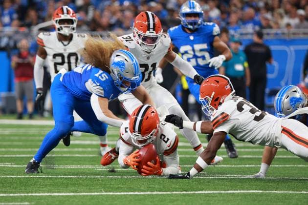 Cleveland Browns vs Detroit Lions DETROIT,MICHIGAN-SEPTEMBER 28: Cleveland Browns wide receiver Deandre Carter 2 recovers a fumble during the first half of an NFL, American Football Herren, USA football game between the Cleveland Browns and the Detroit Lions in Detroit, Michigan USA, on Sunday, September 28, 2025 Detroit Michigan United States  Copyright: xJorgexLemusx originalFilename:lemus-clevelan250928_npbYY.jpg