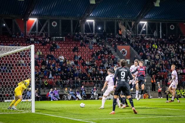 3. Liga: FC Viktoria Köln - VfL Osnabrück, 28.09.2025 Kopfballduell zwischen Theo Janotta (VfL Osnabrück, 20) und Leonhard Münst (Viktoria Köln, 5) ; Köln, 28.09.2025, 8. Spieltag der 3. Fußball-Liga, FC Viktoria Köln - VfL Osnabrück im Sportpark Hoehenberg in Köln. Die DFL-Bestimmungen verbieten die Verwendung von Fotografien als Bildsequenzen und oder Quasi-Videos. Copyright: xBEAUTIFULxSPORTS LeahxKohringx