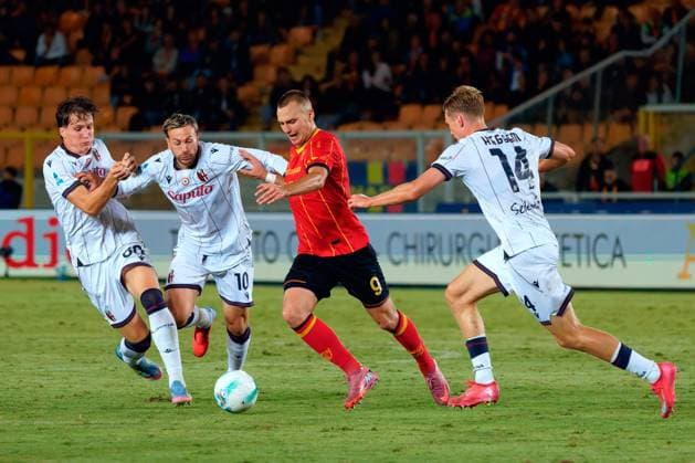 Nikola Stulic of US Lecce in action against Federico Bernardeschi of Bologna FC during US Lecce vs Bologna FC, Italian soccer Serie A match in Lecce, Italy, September 28 2025  Copyright: xEmmanuelexMastrodonato IPAxSportx xipa-agency.netx xx IPA_65883774 IPA_Agency_IPA65883774