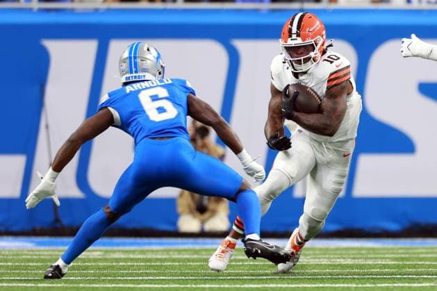 Cleveland Browns vs Detroit Lions DETROIT,MICHIGAN-SEPTEMBER 28: Cleveland Brown running back Quinshon Judkins (10) carries the ball under the pressures of Detroit Lions cornerback Terrion Arnold (6) during an NFL, American Football Herren, USA football game between the Cleveland Browns and the Detroit Lions in Detroit, Michigan USA, on Sunday, September 28, 2025. Detroit Michigan United States  Copyright: xAmyxLemusx originalFilename:lemus-clevelan250928_npiFK.jpg
