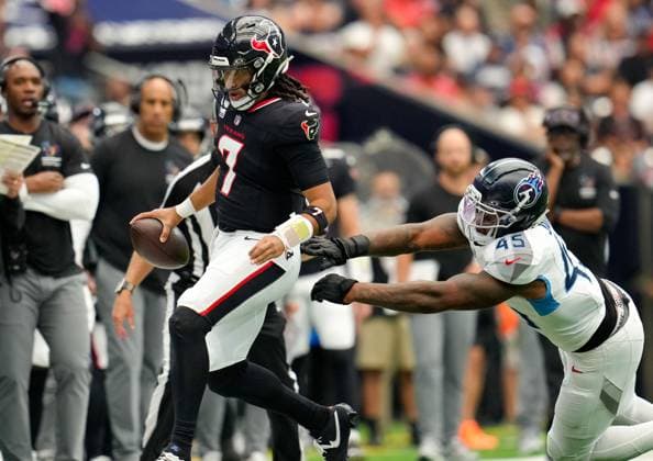 September 28, 2025, Houston, Texas, USA: Tennessee Titans linebacker DRE MONT JONES (45) pushes Houston Texans quarterback C.J. STROUD (7) out of bounds during the first half of an NFL, American Football Herren, USA game between the Houston Texans and the Tennessee Titans on September 28, 2025 in Houston, Texas. Houston USA - ZUMAc201 20250928_zap_c201_004 Copyright: xScottxColemanx