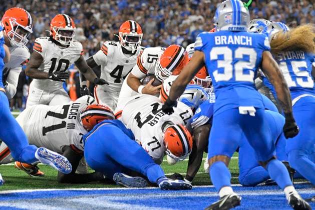 DETROIT, MI - SEPTEMBER 28: Cleveland Browns QB Joe Flacco (15) tries a QB sneak but is stopped short during the game between Cleveland Browns and Detroit Lions on September 28, 2025 at Ford Field in Detroit, MI ( CSM) Detroit United States - ZUMAc04_ 20250928_zma_c04_025 Copyright: xAllanxDranbergx