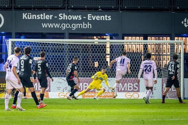 3. Liga: FC Viktoria Köln - VfL Osnabrück, 28.09.2025 Arne Schulz (Viktoria Köln, 27) pariert den Schuss von Robin Meißner (VfL Osnabrück, 11) ; Köln, 28.09.2025, 8. Spieltag der 3. Fußball-Liga, FC Viktoria Köln - VfL Osnabrück im Sportpark Hoehenberg in Köln. Die DFL-Bestimmungen verbieten die Verwendung von Fotografien als Bildsequenzen und oder Quasi-Videos. Copyright: xBEAUTIFULxSPORTS LeahxKohringx