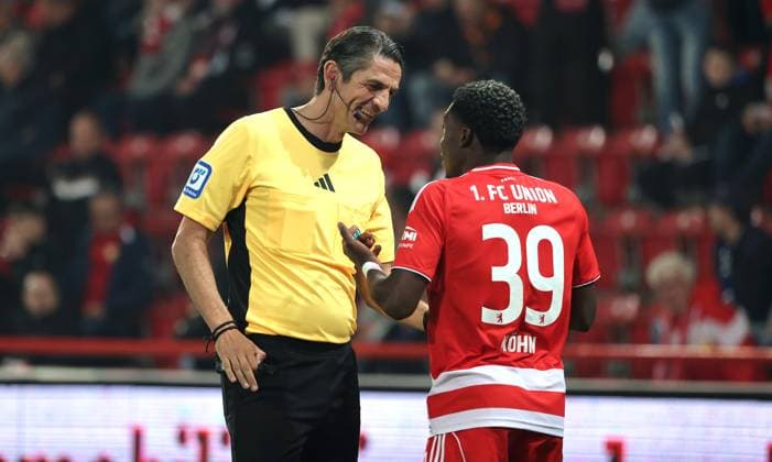Schiedsrichter Deniz Aytekin redet mit Derrick Köhn Aktion Oberkörper Fußball Fussball Bundesliga Herren DFL 5. Spieltag Saison 2025 2026 28.09.2025 1.FC Union Berlin FCU vs. Hamburger SV HSV DFL regulations prohibit any use of photographs as image sequences and or quasi-video.