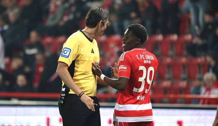 Schiedsrichter Deniz Aytekin redet mit Derrick Köhn Aktion Oberkörper Fußball Fussball Bundesliga Herren DFL 5. Spieltag Saison 2025 2026 28.09.2025 1.FC Union Berlin FCU vs. Hamburger SV HSV DFL regulations prohibit any use of photographs as image sequences and or quasi-video.
