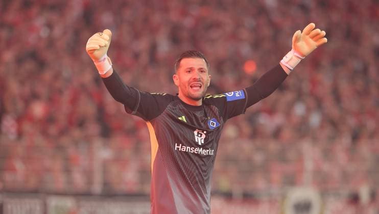 Torwart Daniel Heuer Fernandes von Pyrotechnik angeleuchtet Aktion Oberkörper Fußball Fussball Bundesliga Herren DFL 5. Spieltag Saison 2025 2026 28.09.2025 1.FC Union Berlin FCU vs. Hamburger SV HSV DFL regulations prohibit any use of photographs as image sequences and or quasi-video.