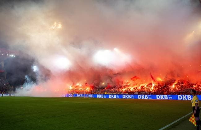 Fußball, Herren, Saison 2025 2026, 1. Bundesliga (5. Spieltag), 1. FC Union Berlin - Hamburger SV, Fans von Union brennen Feuerwerk ab, 28.09.2025, Copyright: xMatthiasxKochx