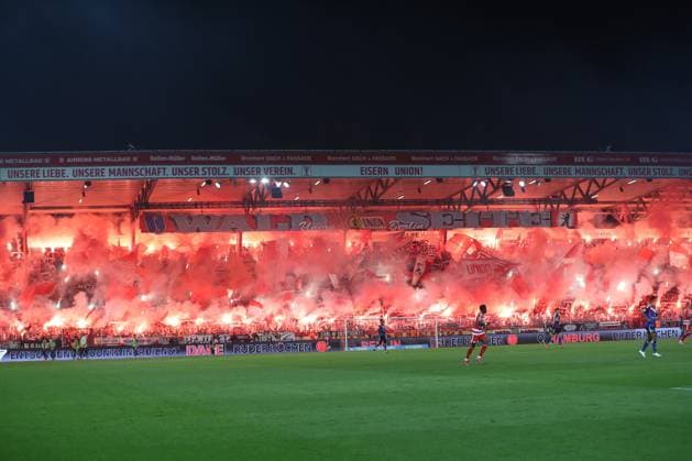 28.09.2025, xtgx, Fussball - 1.Bundesliga Union Berlin - Hamburger SV v.l. Symbolfoto, Symbolbild, Symbol, Pyro, Pyrotechnik, Rauch, Nebel, Fans Union Berlin (DFL DFB REGULATIONS PROHIBIT ANY USE OF PHOTOGRAPHS as IMAGE SEQUENCES and or QUASI-VIDEO) Berlin