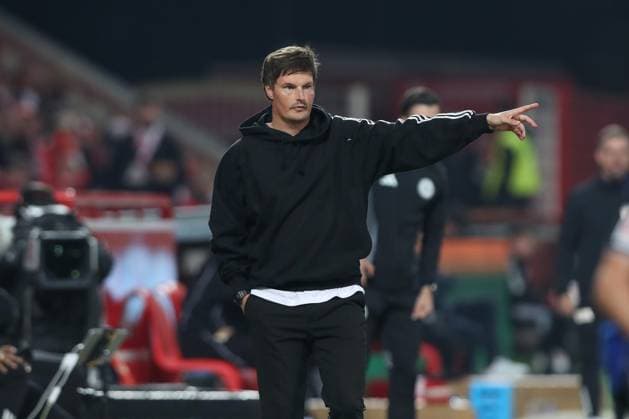 28.09.2025, xtgx, Fussball - 1.Bundesliga Union Berlin - Hamburger SV v.l. Merlin Polzin (HSV, Trainer) gibt Anweisungen, gestikuliert mit den Armen, gesticulate, gives instructions (DFL DFB REGULATIONS PROHIBIT ANY USE OF PHOTOGRAPHS as IMAGE SEQUENCES and or QUASI-VIDEO) Berlin