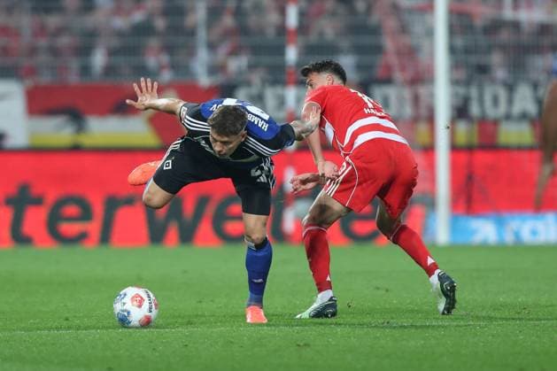 28.09.2025, xtgx, Fussball - 1.Bundesliga Union Berlin - Hamburger SV v.l. Nicolai Remberg (HSV, 21), Janik Haberer (Union Berlin, 19) Zweikampf, Duell, Kampf, tackle (DFL DFB REGULATIONS PROHIBIT ANY USE OF PHOTOGRAPHS as IMAGE SEQUENCES and or QUASI-VIDEO) Berlin