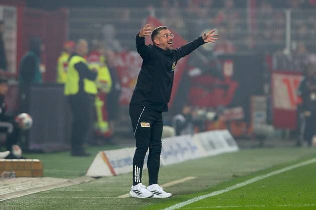 28.09.2025, xtgx, Fussball - 1.Bundesliga Union Berlin - Hamburger SV v.l. Sebastian Böning (Union Berlin, Trainer) gibt Anweisungen, gestikuliert mit den Armen, gesticulate, gives instructions (DFL DFB REGULATIONS PROHIBIT ANY USE OF PHOTOGRAPHS as IMAGE SEQUENCES and or QUASI-VIDEO) Berlin