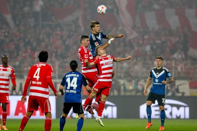 28.09.2025, xtgx, Fussball - 1.Bundesliga Union Berlin - Hamburger SV v.l. Andrej Ilic (Union Berlin, 23), Miro Muheim (HSV, 28), Andras Schaefer (Schäfer, Union Berlin, 13) Zweikampf, Duell, Kampf, tackle (DFL DFB REGULATIONS PROHIBIT ANY USE OF PHOTOGRAPHS as IMAGE SEQUENCES and or QUASI-VIDEO) Berlin