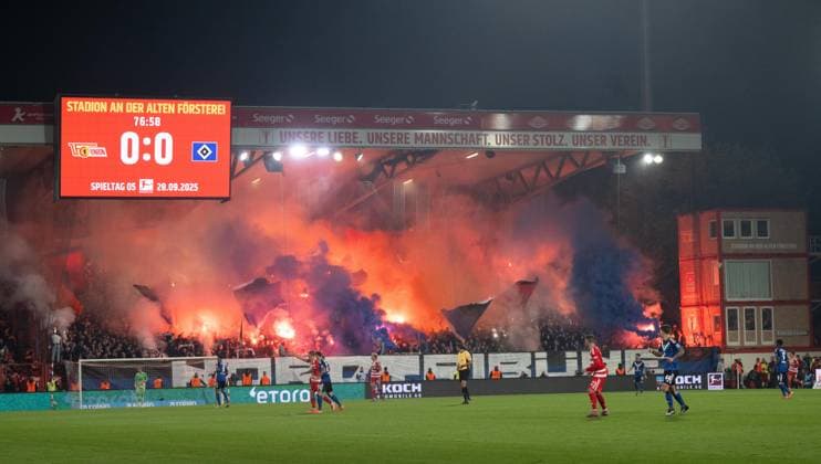 Fußball, Herren, Saison 2025 2026, 1. Bundesliga (5. Spieltag), 1. FC Union Berlin - Hamburger SV, Fans des HSV brennen Feuerwerk ab, 28.09.2025, Copyright: xMatthiasxKochx