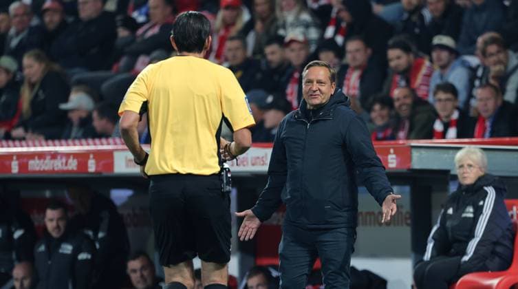 Sportdirektor Horst Heldt redet mit Schiedsrichter Deniz Aytekin Fußball Fussball Bundesliga Herren DFL 5. Spieltag Saison 2025 2026 28.09.2025 1.FC Union Berlin FCU vs. Hamburger SV HSV DFL regulations prohibit any use of photographs as image sequences and or quasi-video.