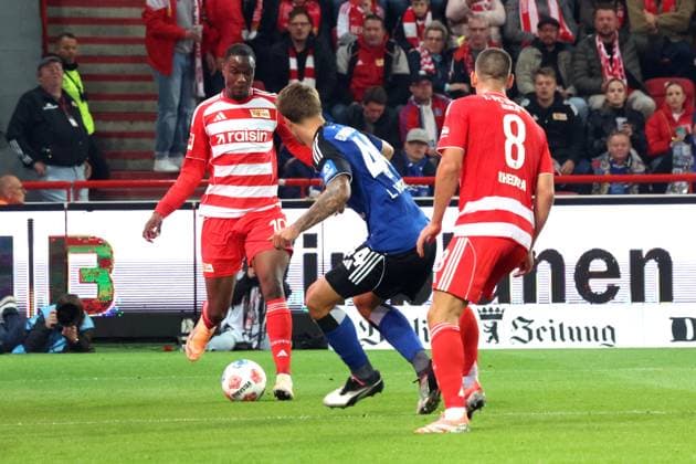 DEU, DFL, 1. FBL, 1.FC Union vs. Hamburger SV, 28.09.2025, Stadion Alte Foersterei, Berlin, DEU, DFL, 1. FBL, 1.FC Union vs. Hamburger SV, im Bild: Ilyas Ansah (1.FC Union Berlin 10), Rani Khedira (1.FC Union Berlin 8), Luka Vuskovic (Hamburger SV 44) DFL - regulations prohibit any use of Photographs as image sequences and or quasi-video