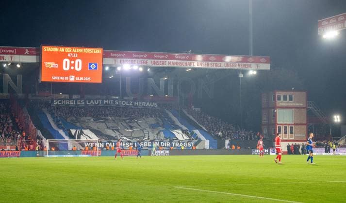 Fußball, Herren, Saison 2025 2026, 1. Bundesliga (5. Spieltag), 1. FC Union Berlin - Hamburger SV, Gästeblock, Fans von Hamburg, rechts im Container verbrachte Trainer Steffen Baumgart (1. FC Union Berlin) das Spiel, 28.09.2025, Copyright: xMatthiasxKochx