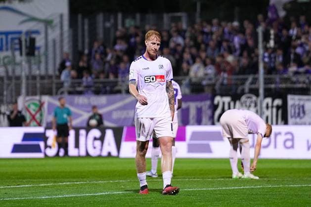 28.09.2025, xydrx, Fußball, 3.Liga, Viktoria Köln - VFL Osnabrück, Saison 2025 2026, Sportpark Höhenberg: Bjarke Jacobsen (VFL Osnabrück 15) schaut enttäuscht zu Boden wegen dem Spielverlauf DFB regulations prohibit any use of photographs as image sequences and or quasi-video. Nordrhein-Westfahlen Deutschland