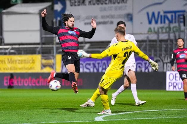 28.09.2025, xydrx, Fußball, 3.Liga, Viktoria Köln - VFL Osnabrück, Saison 2025 2026, Sportpark Höhenberg: Lex-Tyger Lobinger (Viktoria Köln 9) im Zweikampf gegen Lukas Jonsson (VFL Osnabrück 21) DFB regulations prohibit any use of photographs as image sequences and or quasi-video. Nordrhein-Westfahlen Deutschland