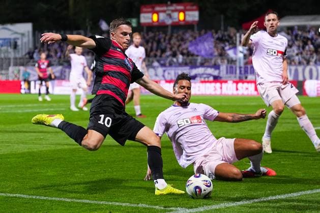 28.09.2025, xydrx, Fußball, 3.Liga, Viktoria Köln - VFL Osnabrück, Saison 2025 2026, Sportpark Höhenberg: David Otto (Viktoria Köln 10) im Zweikampf gegen Yigit Karademir (VFL Osnabrück 4) DFB regulations prohibit any use of photographs as image sequences and or quasi-video. Nordrhein-Westfahlen Deutschland