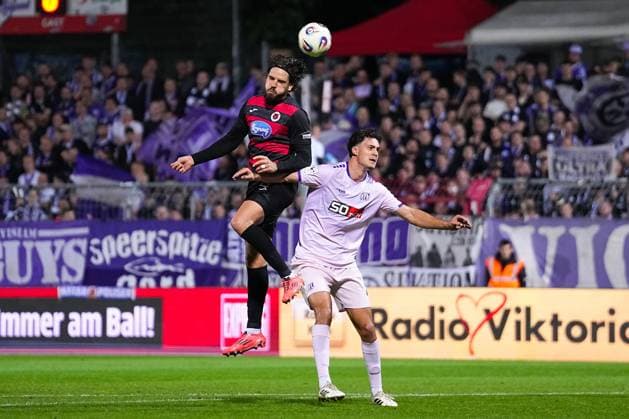 28.09.2025, xydrx, Fußball, 3.Liga, Viktoria Köln - VFL Osnabrück, Saison 2025 2026, Sportpark Höhenberg: Lex-Tyger Lobinger (Viktoria Köln 9) im Zweikampf gegen Theo Janotta (VFL Osnabrück 20) DFB regulations prohibit any use of photographs as image sequences and or quasi-video. Nordrhein-Westfahlen Deutschland