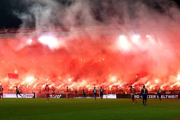 DEU, DFL, 1. FBL, 1.FC Union vs. Hamburger SV, 28.09.2025, Stadion Alte Foersterei, Berlin, DEU, DFL, 1. FBL, 1.FC Union vs. Hamburger SV, im Bild: 1.FC Union-Fans, Pyro DFL - regulations prohibit any use of Photographs as image sequences and or quasi-video