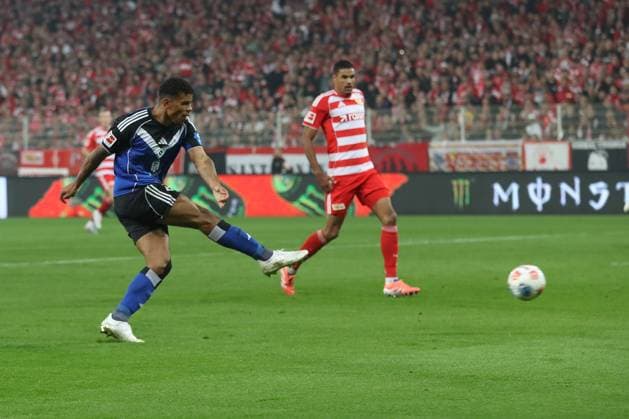 28.09.2025, xtgx, Fussball - 1.Bundesliga Union Berlin - Hamburger SV v.l. Ransford Koenigsdoerffer (HSV, 11) schiesst Tor, Torschuetze, erzielt Tor, Treffer, scores the goal (DFL DFB REGULATIONS PROHIBIT ANY USE OF PHOTOGRAPHS as IMAGE SEQUENCES and or QUASI-VIDEO) Berlin