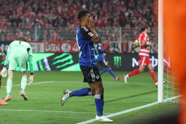 28.09.2025, xtgx, Fussball - 1.Bundesliga Union Berlin - Hamburger SV v.l. Ransford Koenigsdoerffer (HSV, 11) enttaeuscht, schaut enttaeuscht, niedergeschlagen, disappointed (DFL DFB REGULATIONS PROHIBIT ANY USE OF PHOTOGRAPHS as IMAGE SEQUENCES and or QUASI-VIDEO) Berlin