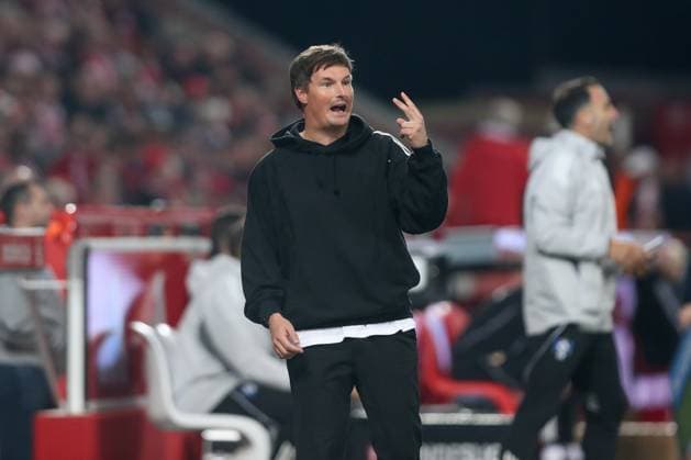 28.09.2025, xtgx, Fussball - 1.Bundesliga Union Berlin - Hamburger SV v.l. Merlin Polzin (HSV, Trainer) gibt Anweisungen, gestikuliert mit den Armen, gesticulate, gives instructions (DFL DFB REGULATIONS PROHIBIT ANY USE OF PHOTOGRAPHS as IMAGE SEQUENCES and or QUASI-VIDEO) Berlin