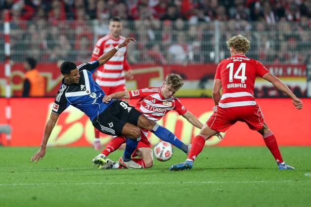 28.09.2025, xtgx, Fussball - 1.Bundesliga Union Berlin - Hamburger SV v.l. Robert Glatzel (HSV, 9), Andras Schaefer (SchoÂ¤fer, Union Berlin, 13) Zweikampf, Duell, Kampf, tackle (DFL DFB REGULATIONS PROHIBIT ANY USE OF PHOTOGRAPHS as IMAGE SEQUENCES and or QUASI-VIDEO) Berlin
