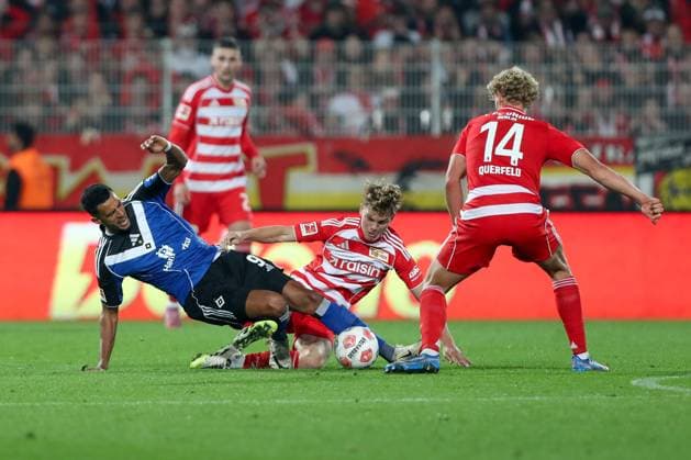 28.09.2025, xtgx, Fussball - 1.Bundesliga Union Berlin - Hamburger SV v.l. Robert Glatzel (HSV, 9), Andras Schaefer (SchoÂ¤fer, Union Berlin, 13) Zweikampf, Duell, Kampf, tackle (DFL DFB REGULATIONS PROHIBIT ANY USE OF PHOTOGRAPHS as IMAGE SEQUENCES and or QUASI-VIDEO) Berlin