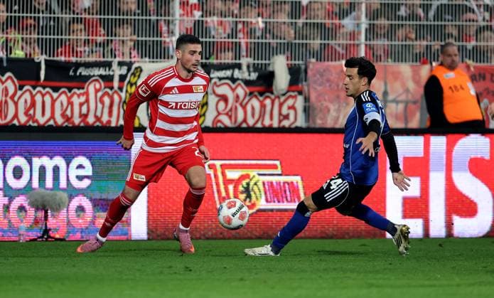 Andrej Ilic, Nicolas Capaldo Zweikampf Spielszene Aktion Fußball Fussball Bundesliga Herren DFL 5. Spieltag Saison 2025 2026 28.09.2025 1.FC Union Berlin FCU vs. Hamburger SV HSV DFL regulations prohibit any use of photographs as image sequences and or quasi-video.